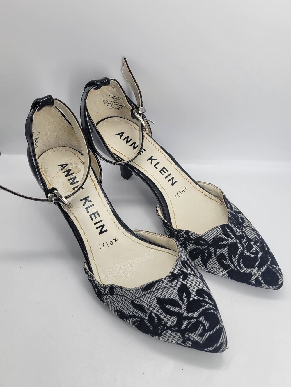 Anne Klein "iFlex" black and white Pointed ankle strap size 6M floral lace - Picture 1 of 10